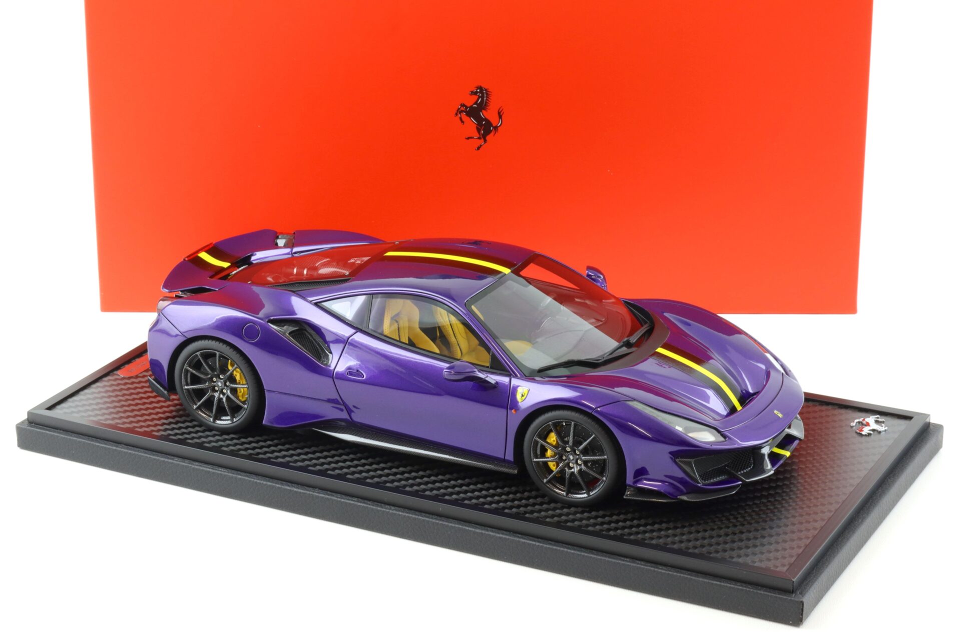 1:18 BBR Ferrari 488 Pista Viola Al Humad/ giallo Carbon Base - Limited 148 pcs.