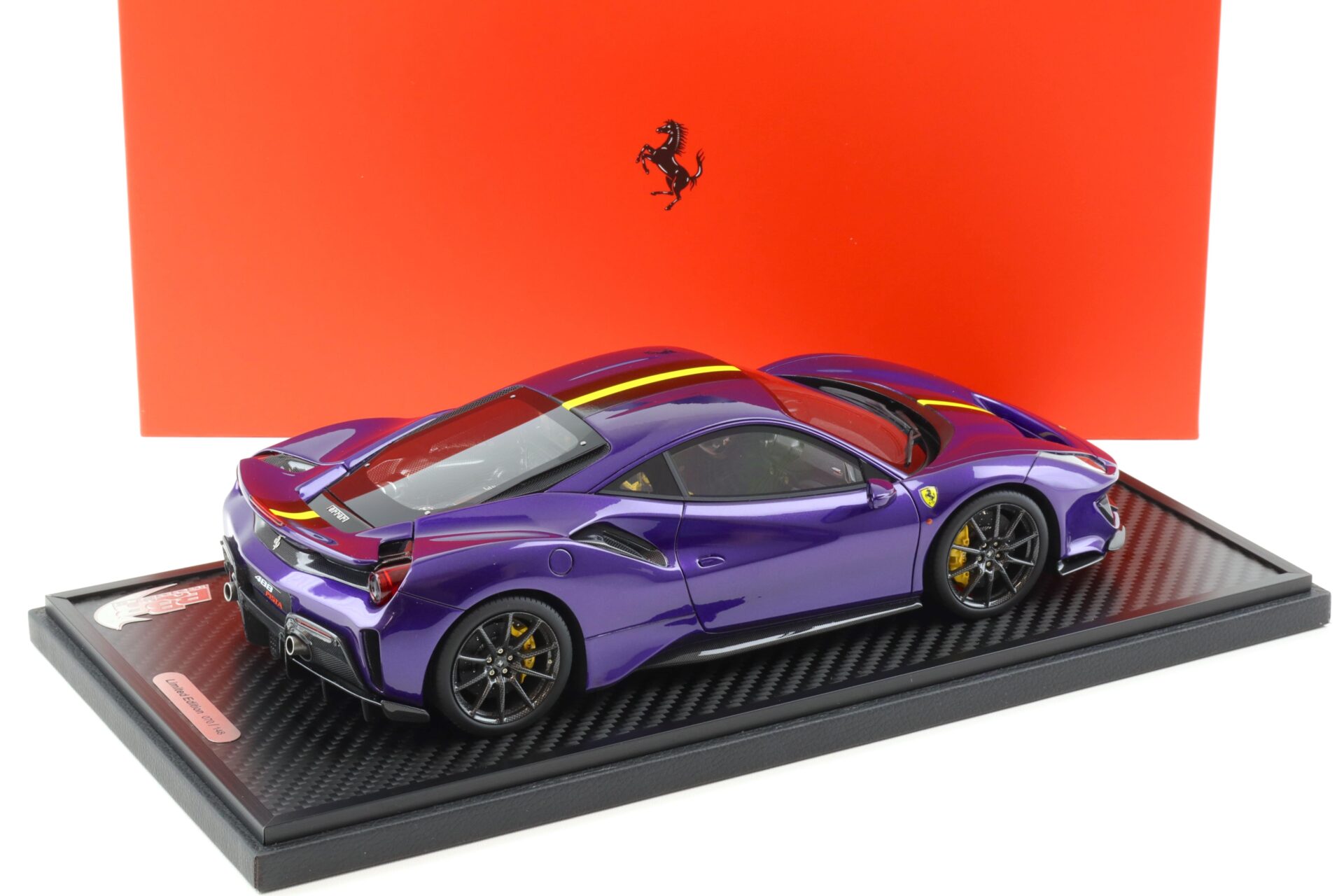 1:18 BBR Ferrari 488 Pista Viola Al Humad/ giallo Carbon Base - Limited 148 pcs.