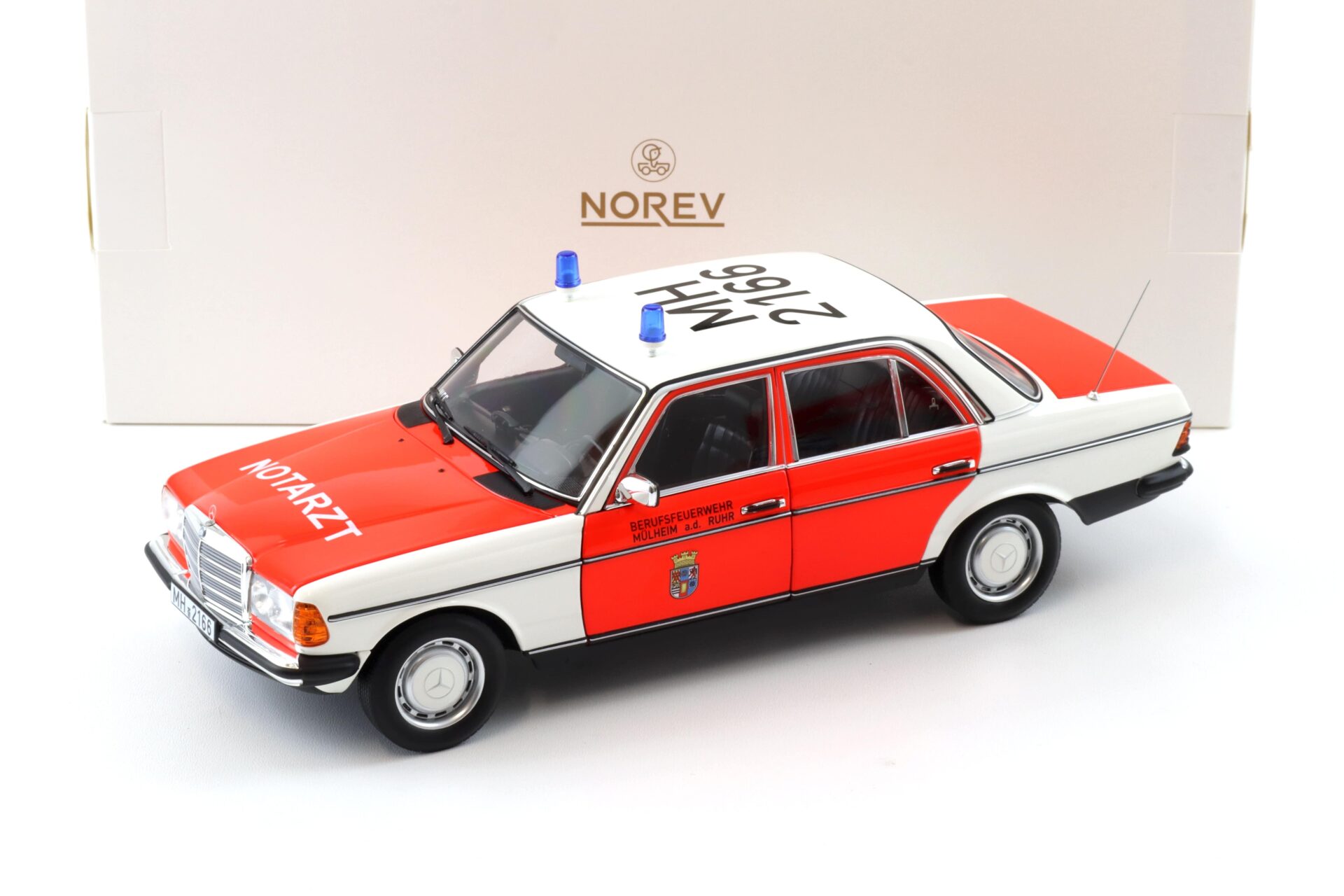 1:18 Norev Mercedes 200 W123 Limousine Notarzt Ambulance 1984