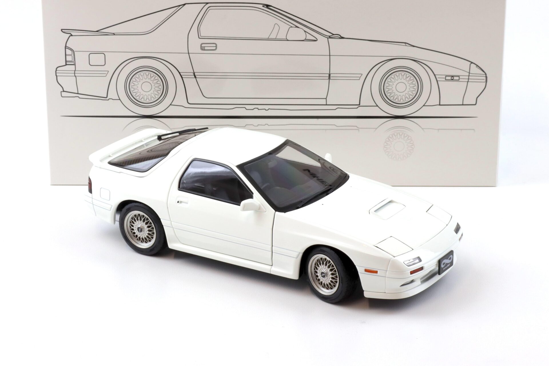 1:18 WHELART Mazda Savanna RX-7 FC3S Coupe white/ silver wheels