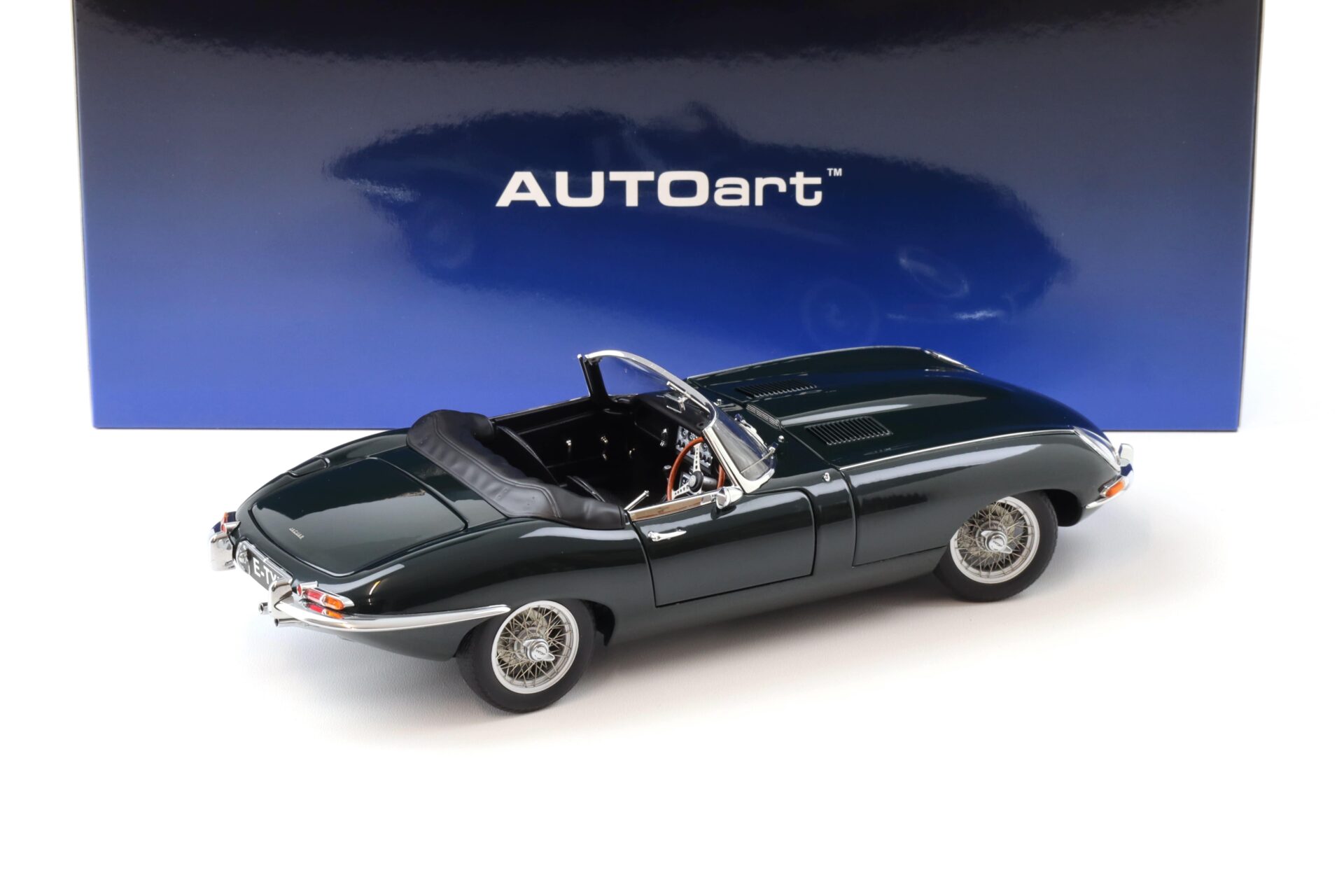 1:18 AUTOart Jaguar E-Type Roadster Series I 3.8 British Racing green 73604