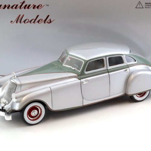 1:18 Signature Models 1933 Pierce Arrow silver Arrow silver / green