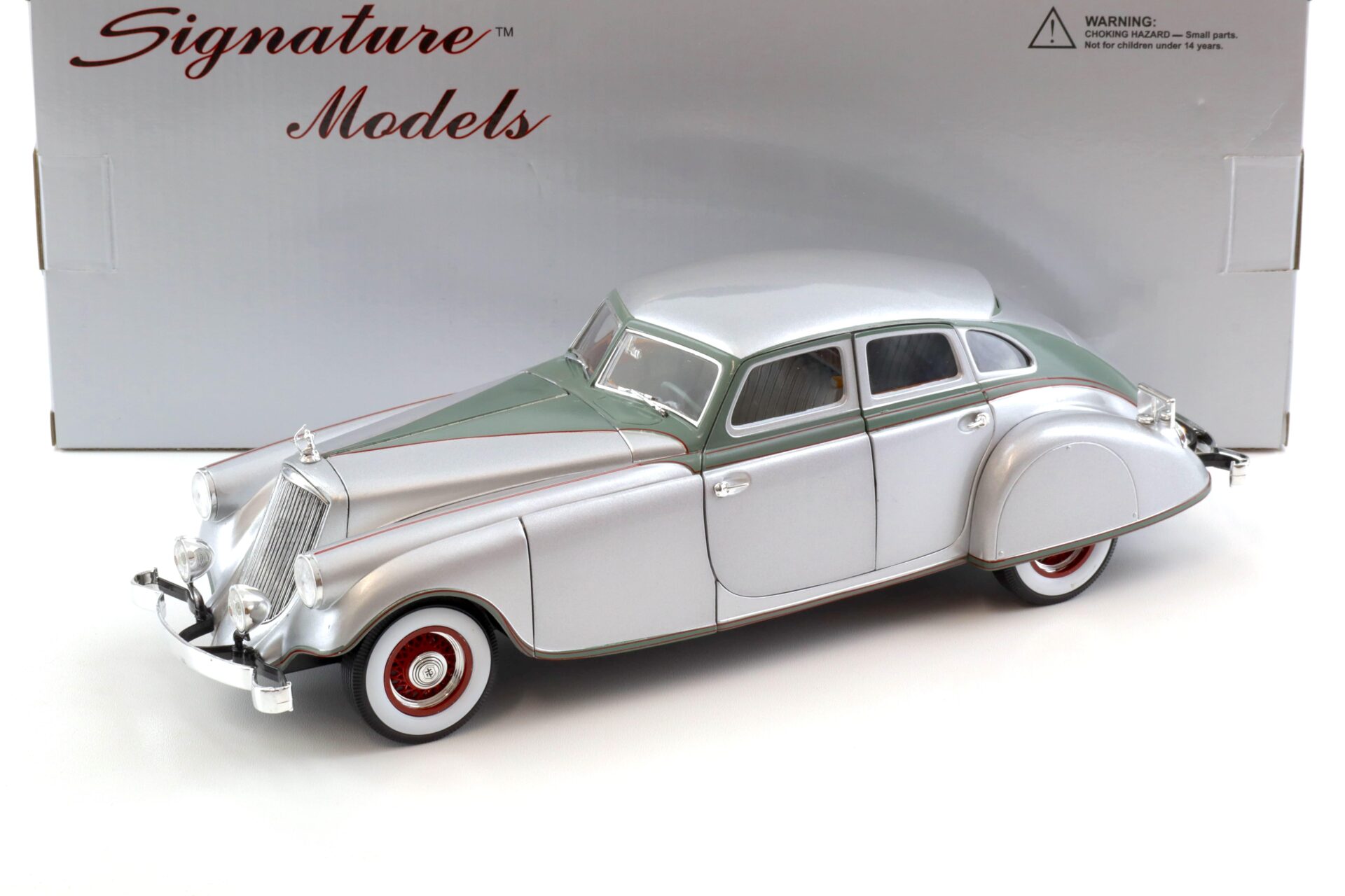 1:18 Signature Models 1933 Pierce Arrow silver Arrow silver / green