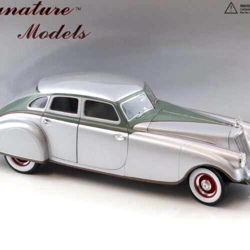 1:18 Signature Models 1933 Pierce Arrow silver Arrow silver / green