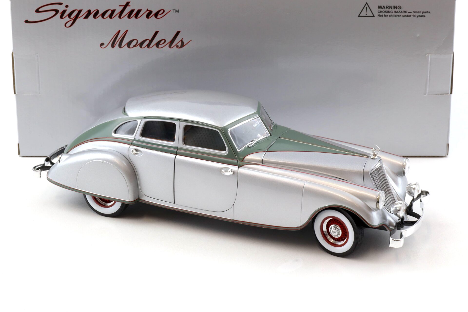 1:18 Signature Models 1933 Pierce Arrow silver Arrow silver / green