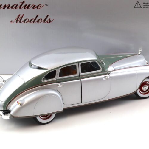 1:18 Signature Models 1933 Pierce Arrow silver Arrow silver / green