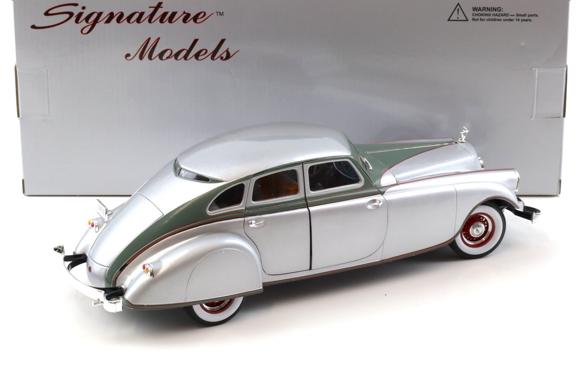 1:18 Signature Models 1933 Pierce Arrow silver Arrow silver / green