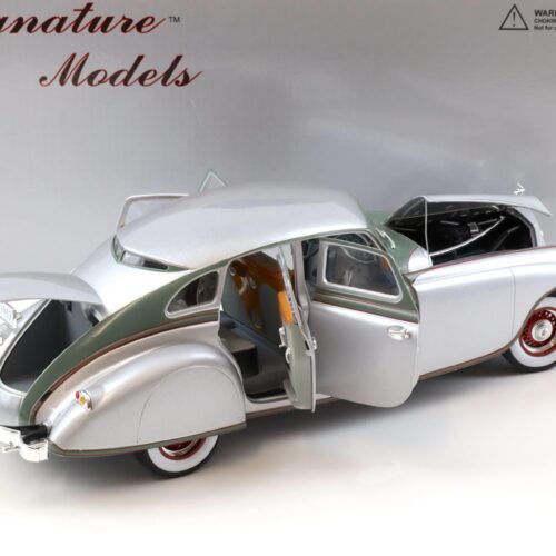 1:18 Signature Models 1933 Pierce Arrow silver Arrow silver / green