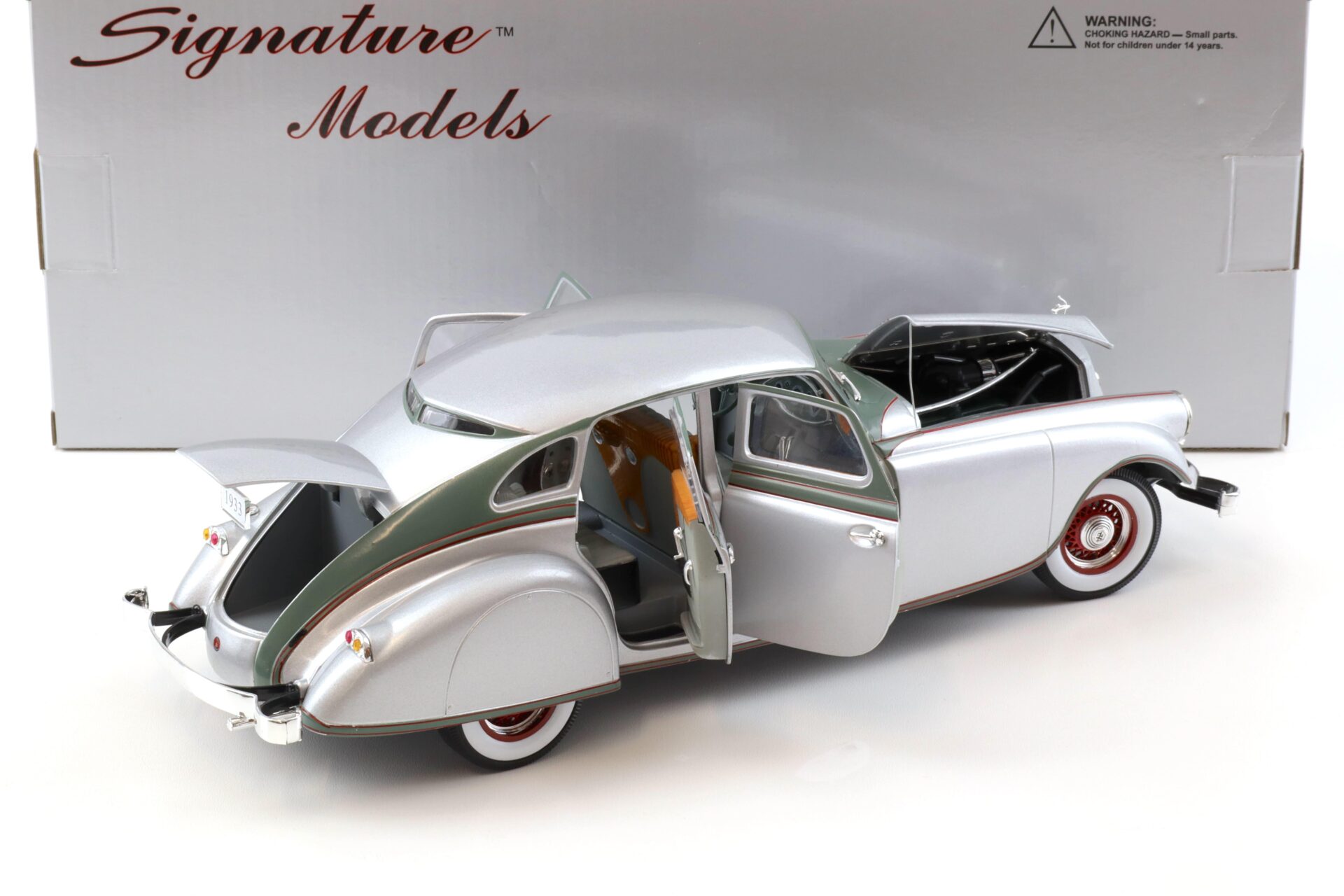 1:18 Signature Models 1933 Pierce Arrow silver Arrow silver / green