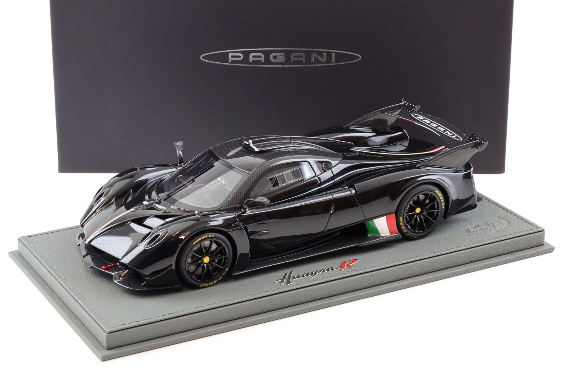 1:18 BBR Pagani Huayra R Nero Lucido gloss black/ Carbon roof with display - Limited 100 pcs.