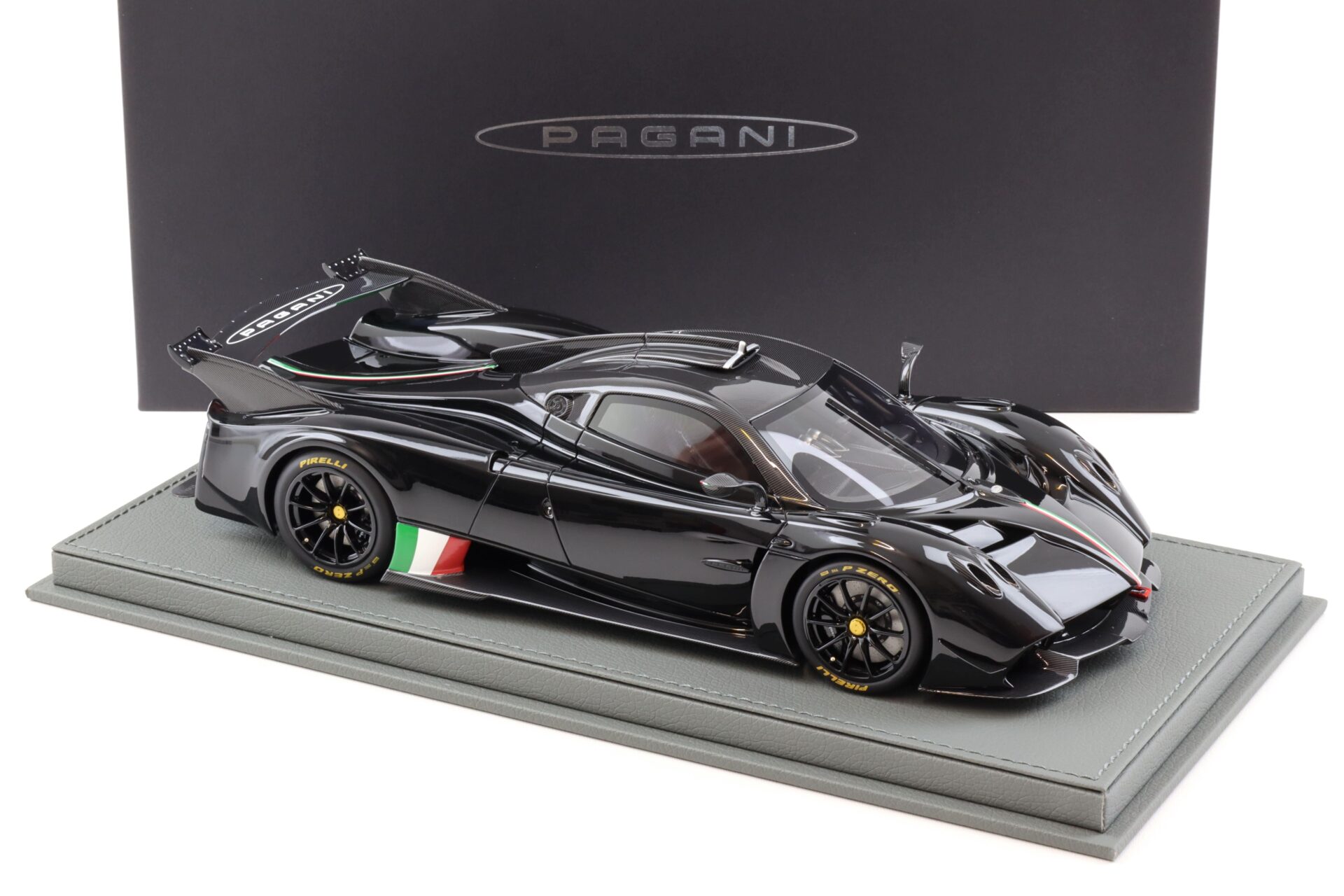1:18 BBR Pagani Huayra R Nero Lucido gloss black/ Carbon roof with display - Limited 100 pcs.