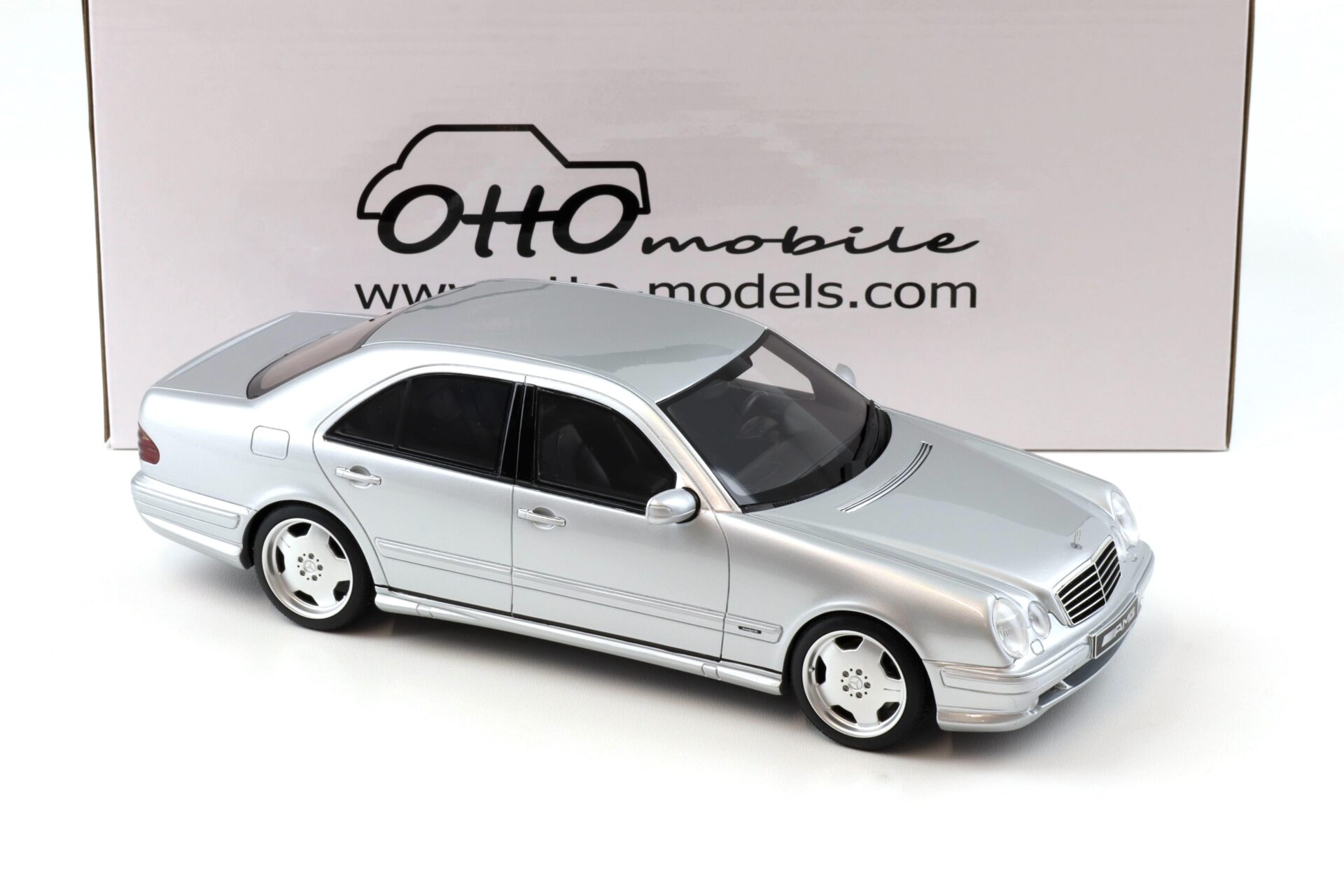 1:18 OTTO mobile OT459 Mercedes E55 AMG W210 Limousine Brilliant silver 2001