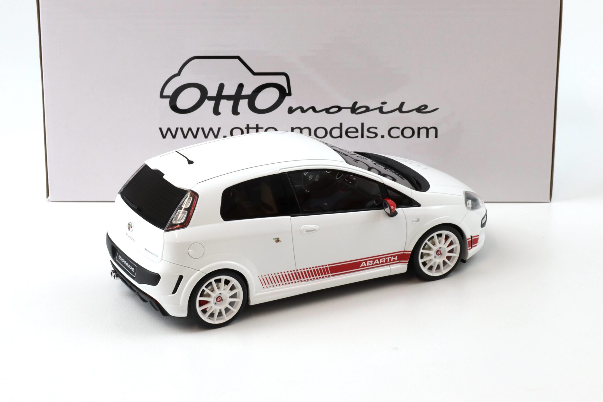 1:18 OTTO mobile OT460 Fiat Punto Abarth Esseesse Bianco white/ red 2010