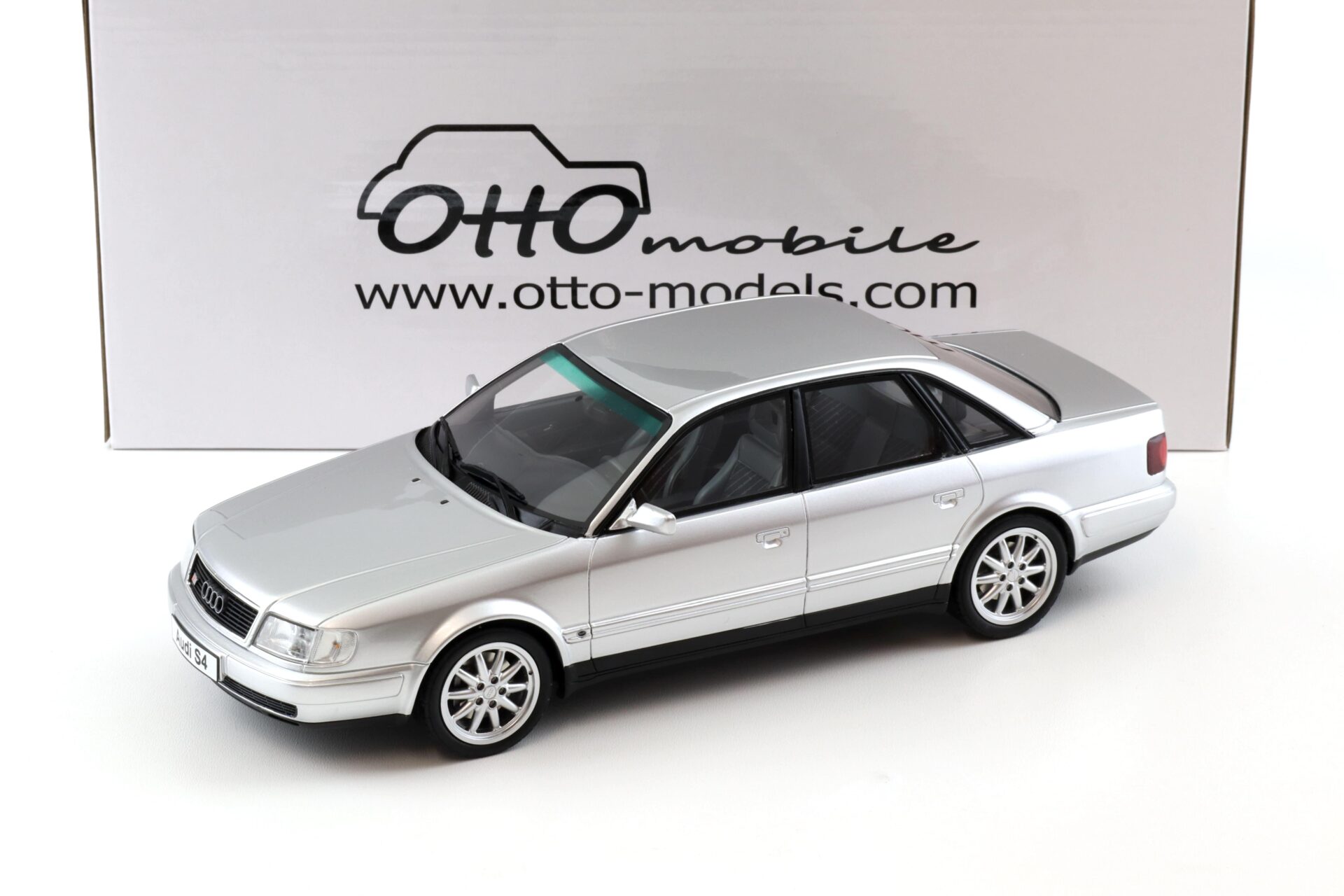 1:18 OTTO mobile OT464 Audi S4 (C4) 4.2 V8 Limousine Crystal silver 1993