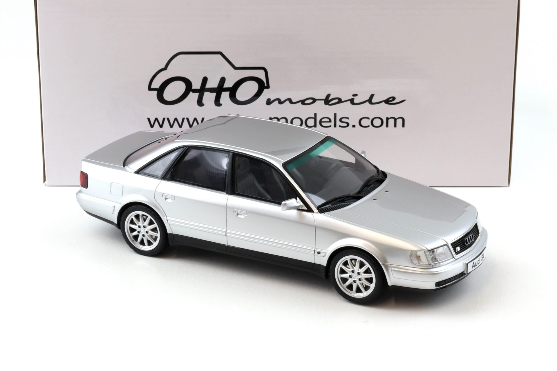 1:18 OTTO mobile OT464 Audi S4 (C4) 4.2 V8 Limousine Crystal silver 1993