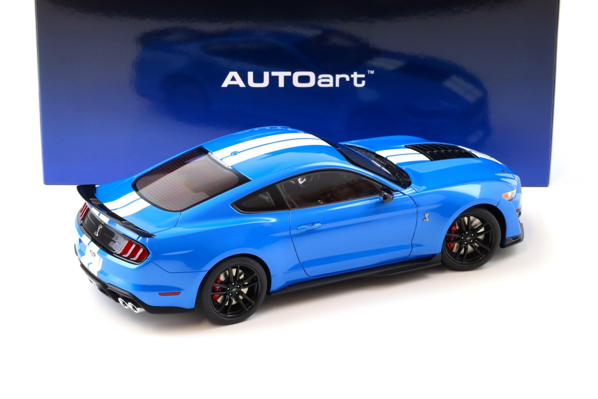 1:18 AUTOart Ford Mustang Shelby GT500 Coupe 2023 Grabber blue/ white stripes