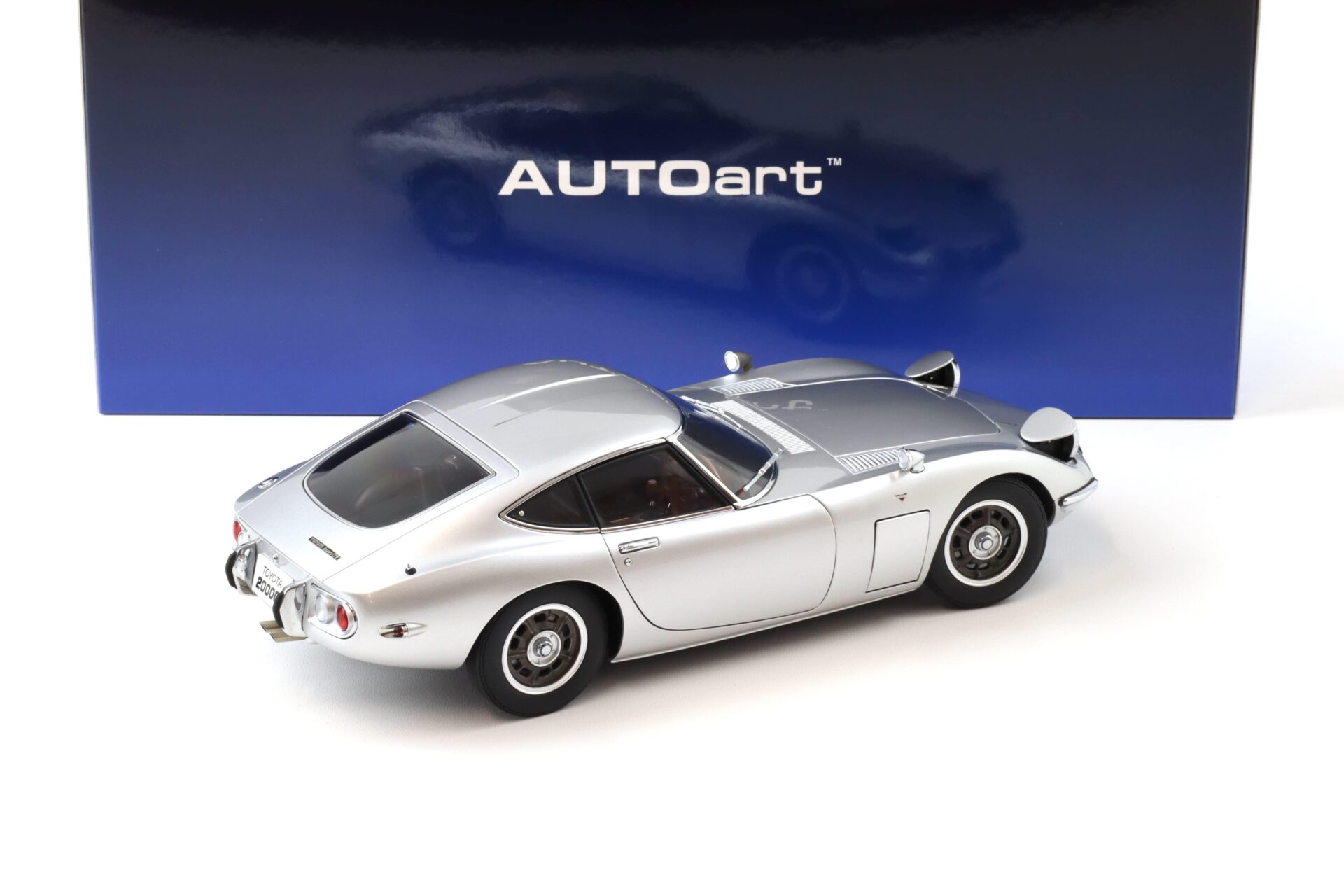 1:18 AUTOart Toyota 2000GT Coupe 1967 silver 79548