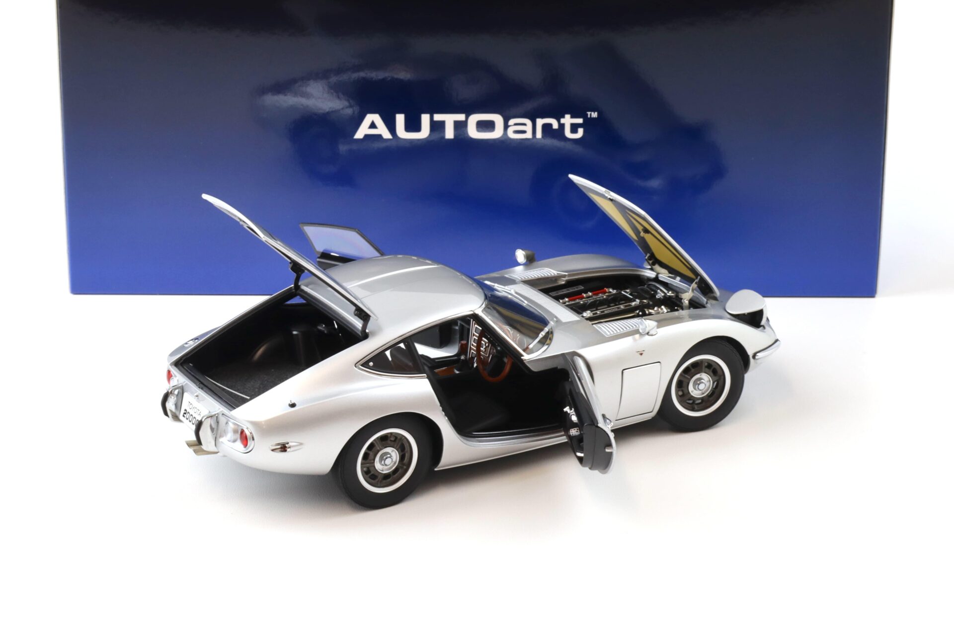 1:18 AUTOart Toyota 2000GT Coupe 1967 silver 79548