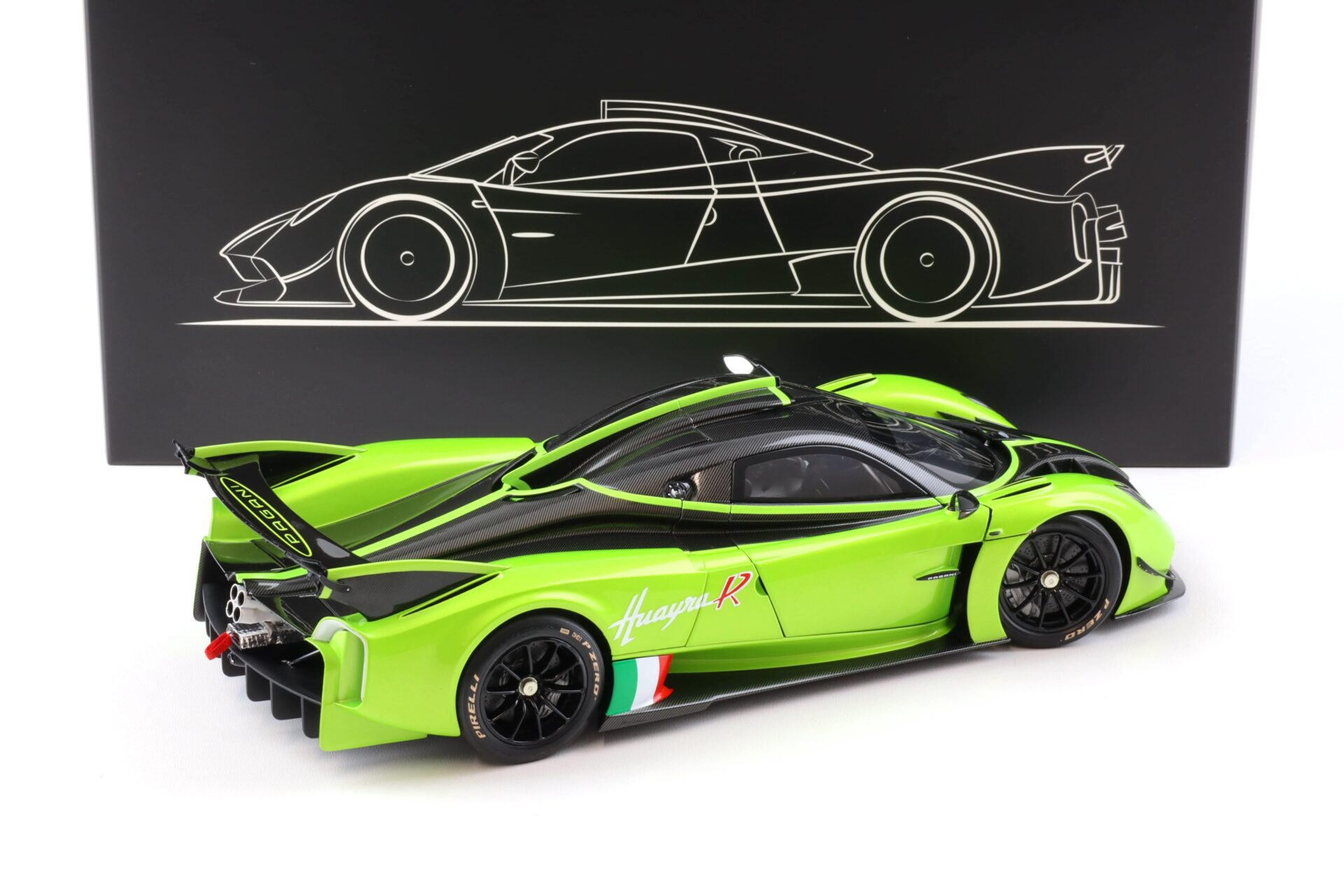 1:18 LCD Models Pagani Huayra R 2021 green/ Carbon LCD18012-GR