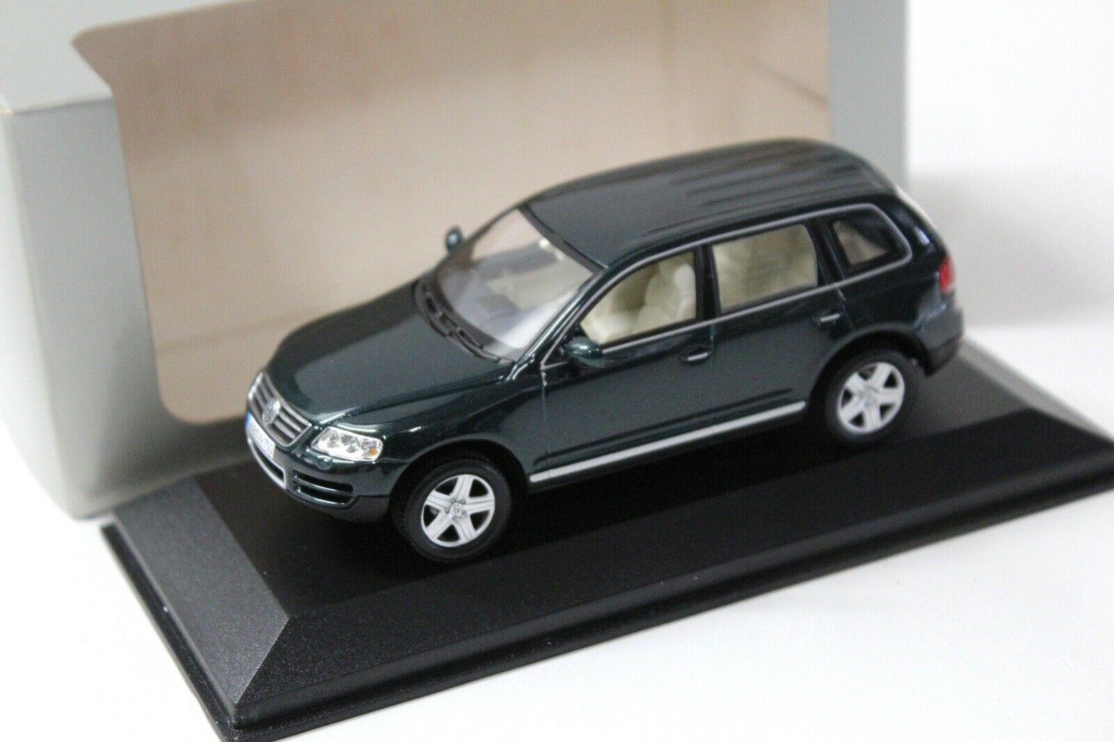 1:43 Minichamps VW Touareg dark green DEALER VERSION
