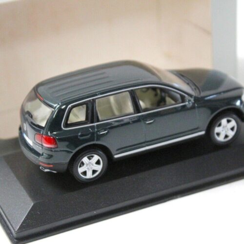 1:43 Minichamps VW Touareg dark green DEALER VERSION