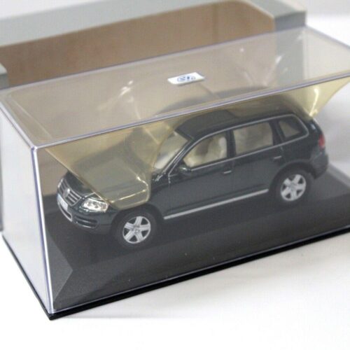 1:43 Minichamps VW Touareg dark green DEALER VERSION