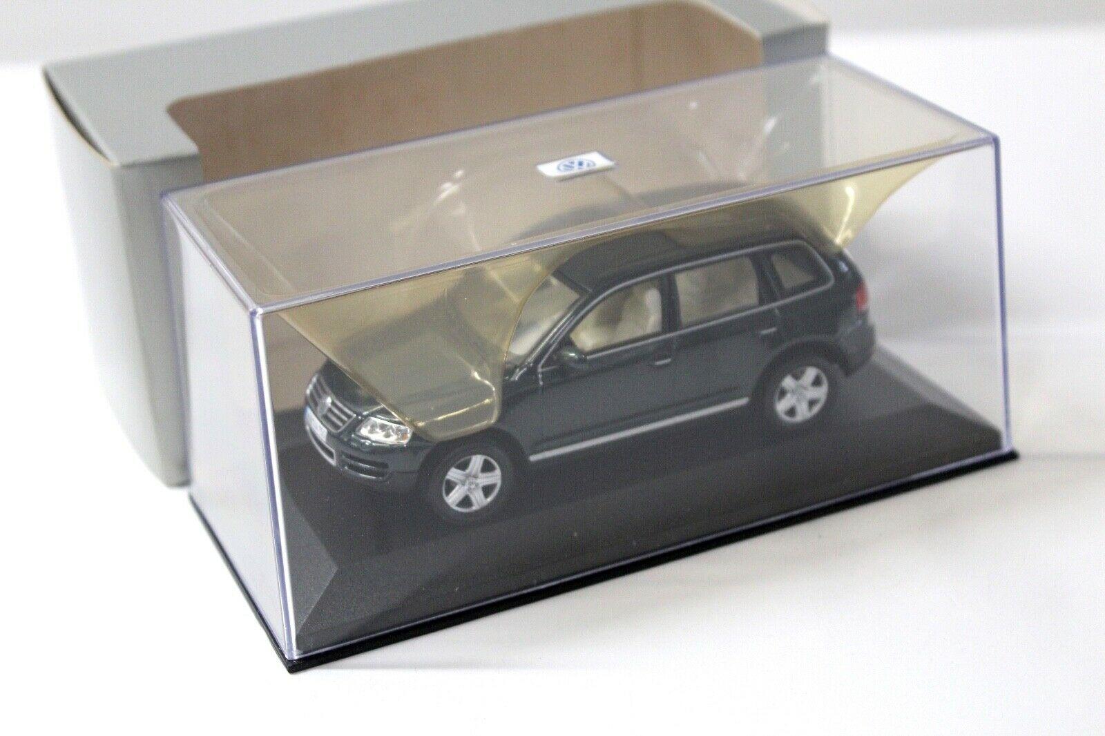 1:43 Minichamps VW Touareg dark green DEALER VERSION