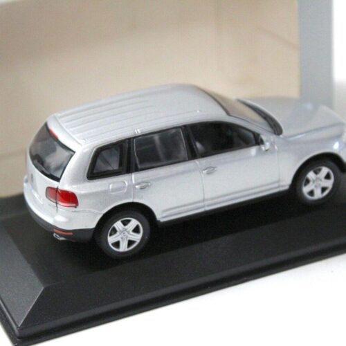 1:43 Minichamps VW Touareg silver DEALER VERSION