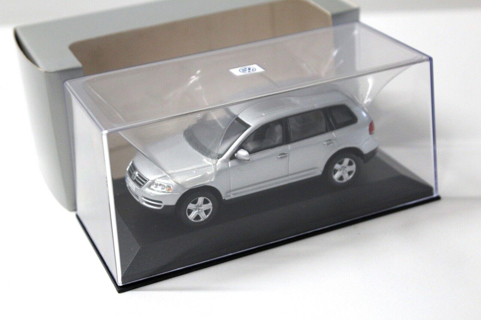 1:43 Minichamps VW Touareg silver DEALER VERSION