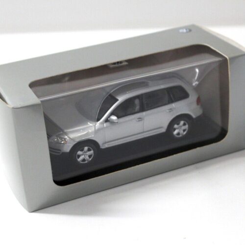 1:43 Minichamps VW Touareg silver DEALER VERSION