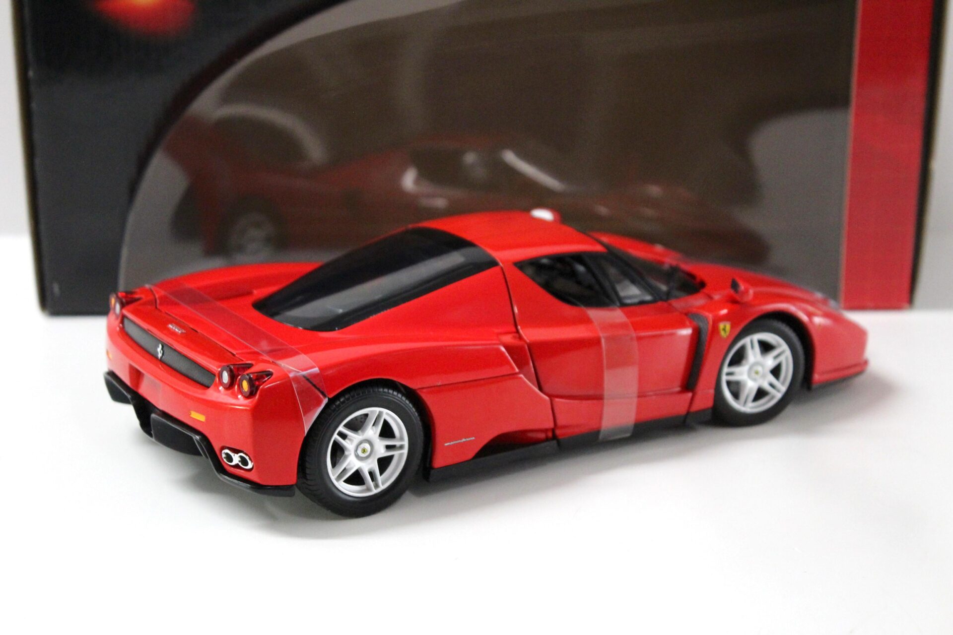 1:18 Hot Wheels Ferrari Enzo 2002 red