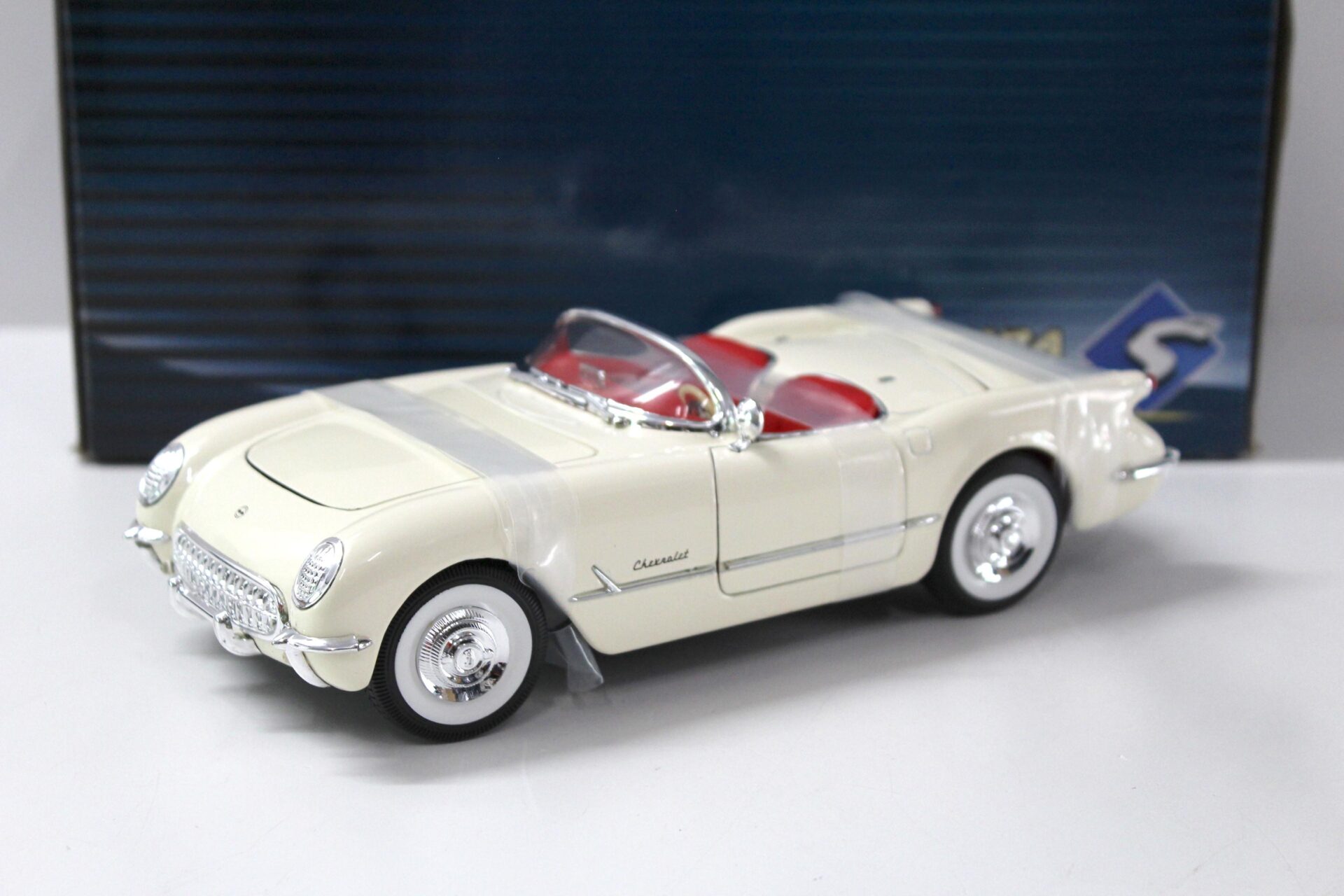 ID 34510 orig 1.jpg 1:18 Solido Mira Chevrolet Corvette Convertible 1953 white