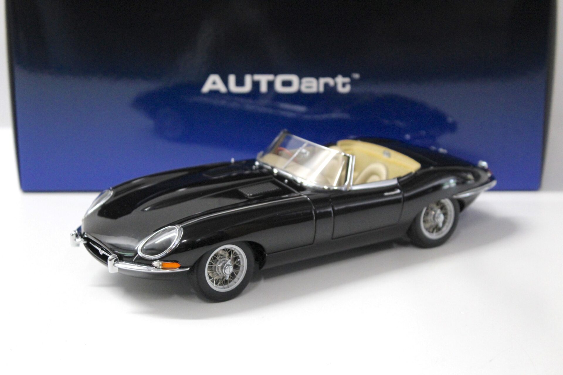 ID 34530 orig 1.jpg 1:18 AUTOart Jaguar E-Type Roadster Series I 3.8 black