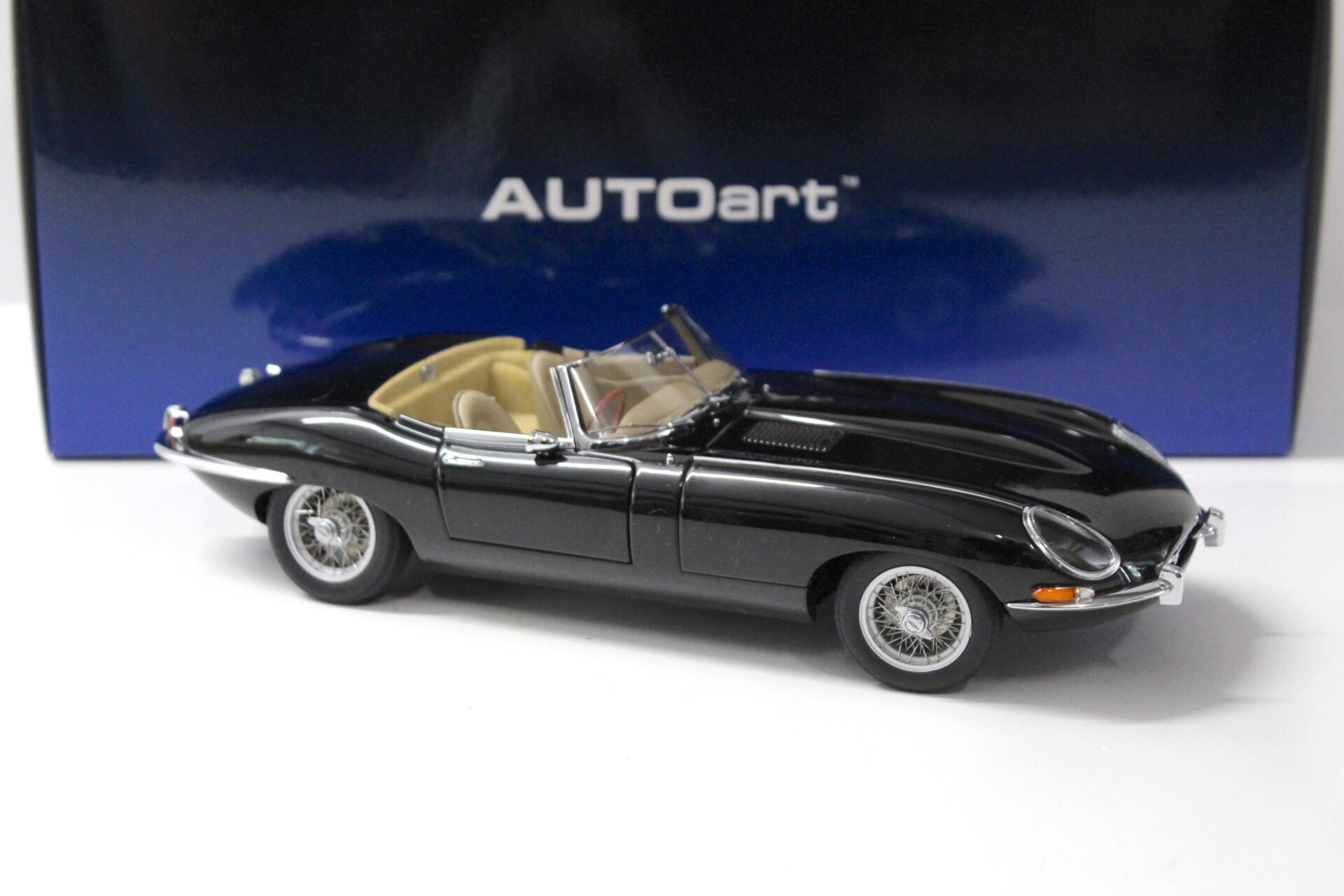 1:18 AUTOart Jaguar E-Type Roadster Series I 3.8 black