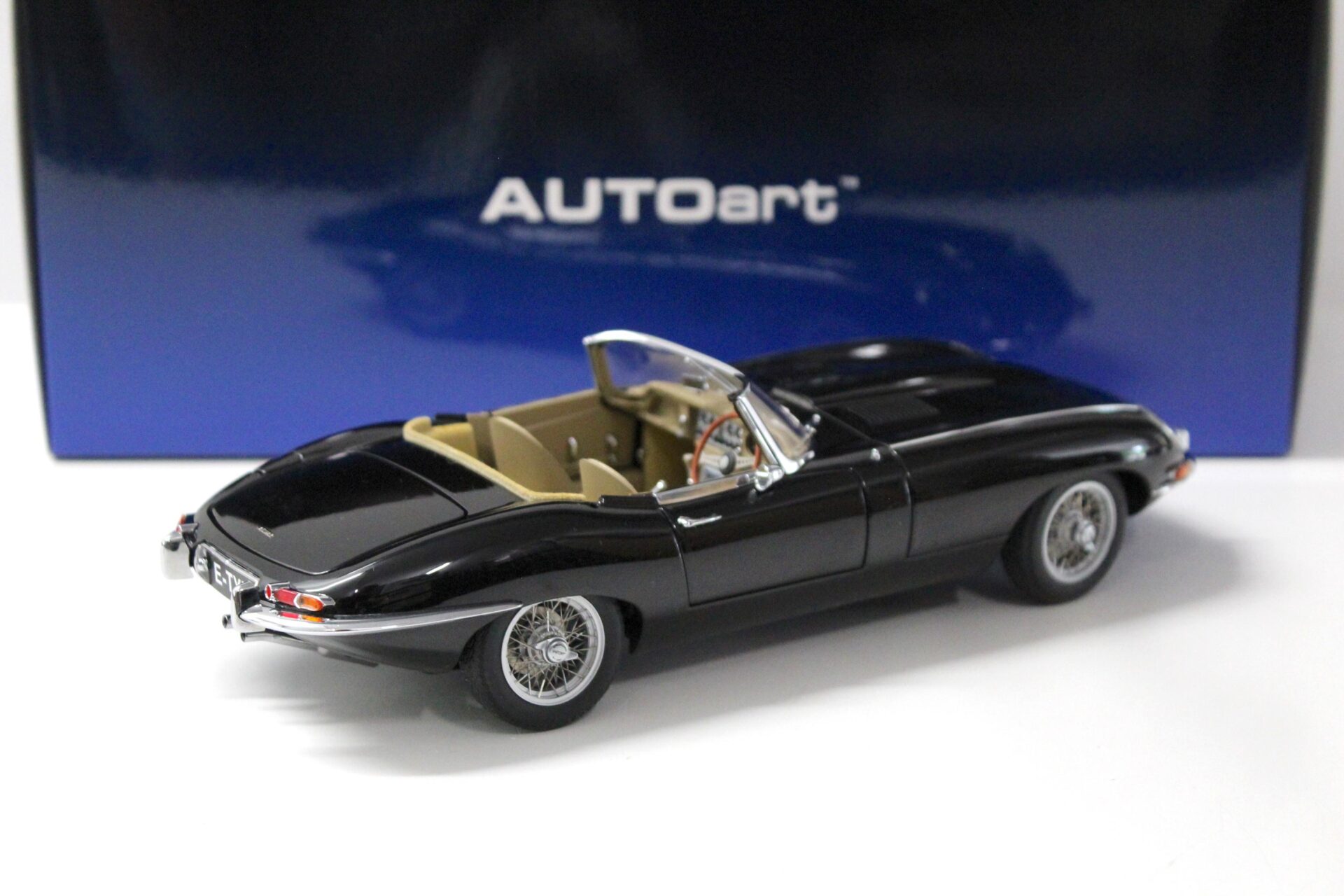 1:18 AUTOart Jaguar E-Type Roadster Series I 3.8 black