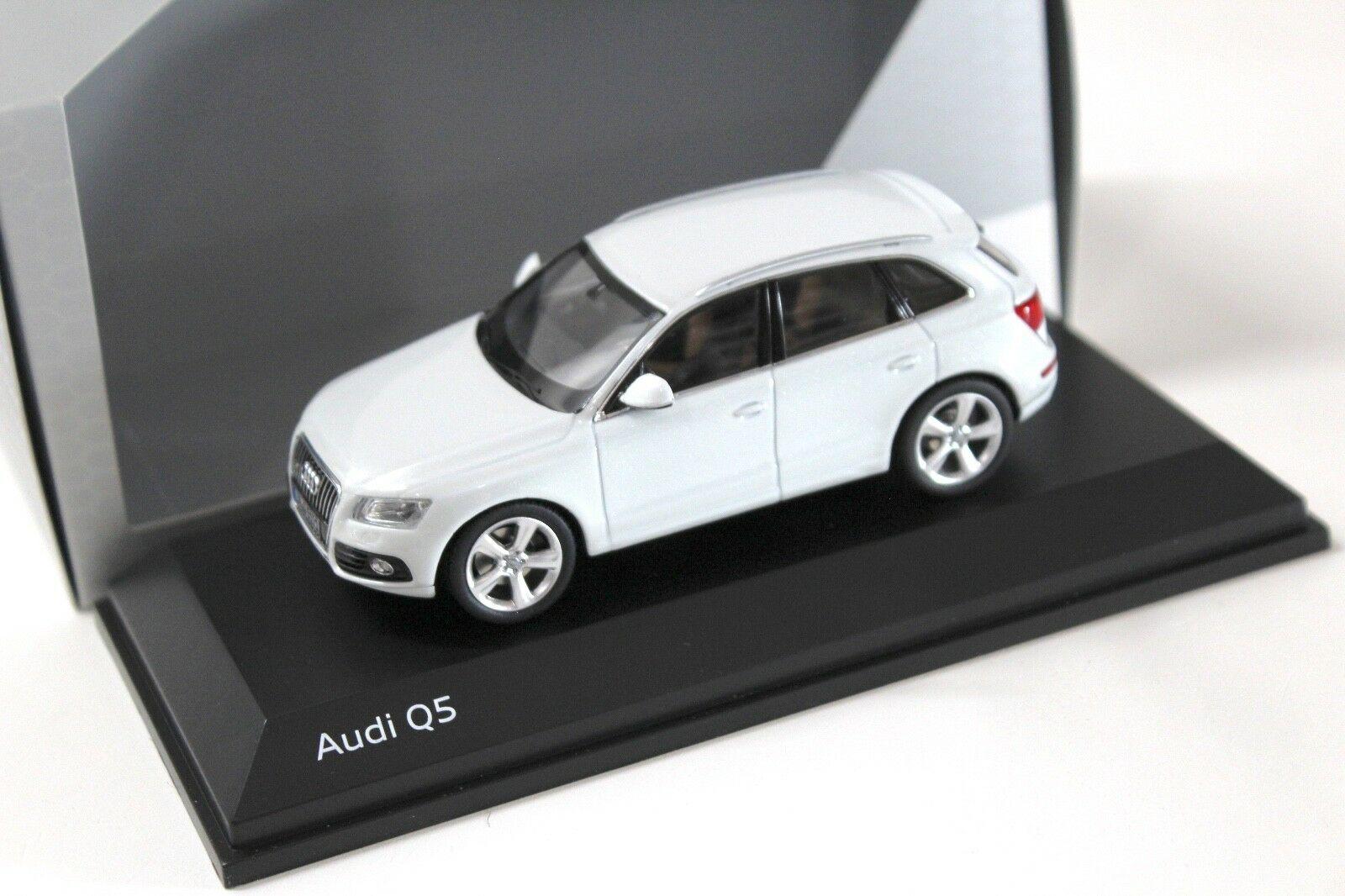 ID 34983 orig.jpg 1:43 Schuco Audi Q5 Glacier white SUV DEALER VERSION