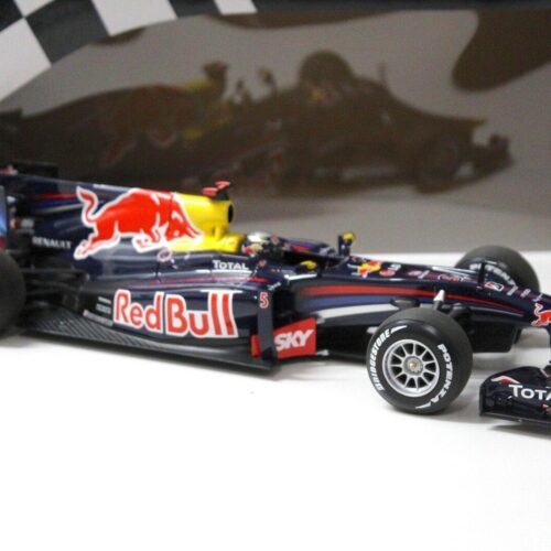 1:18 Minichamps Red Bull Racing RB6 F1 Vettel Brazil GP 2010