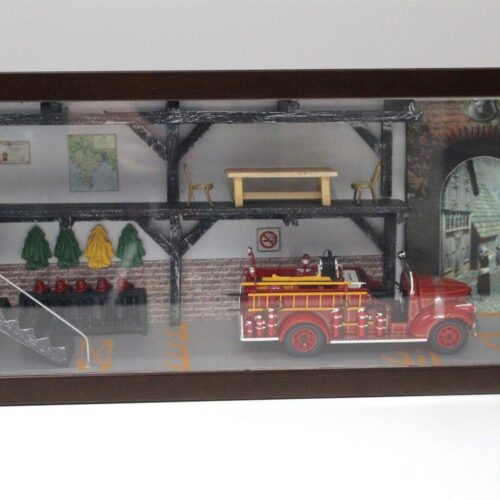 1:50 Signature 1941 GMC Fire Truck Diorama Set DETROIT