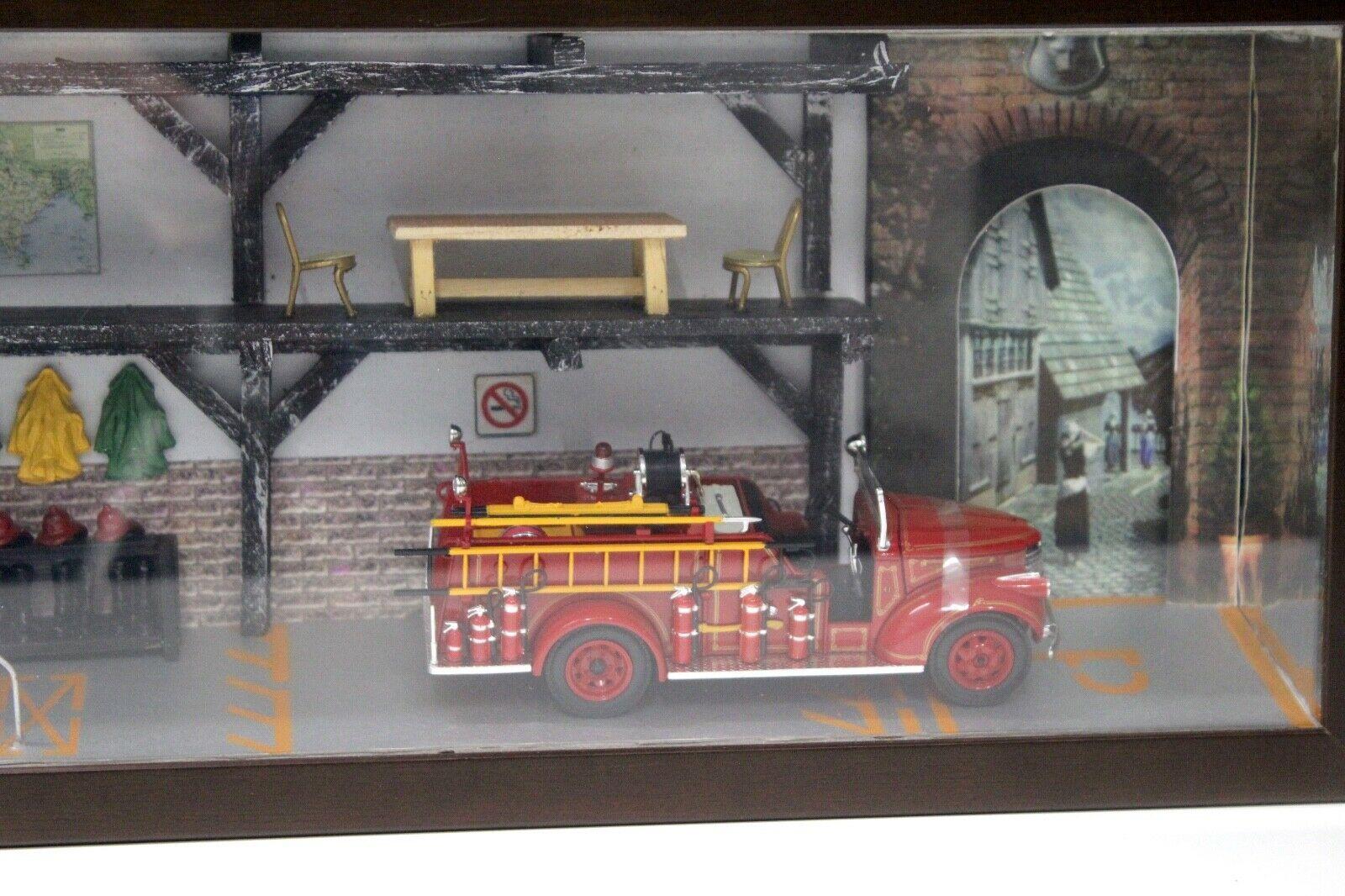 1:50 Signature 1941 GMC Fire Truck Diorama Set DETROIT