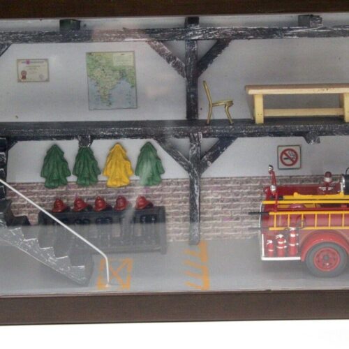 1:50 Signature 1941 GMC Fire Truck Diorama Set DETROIT