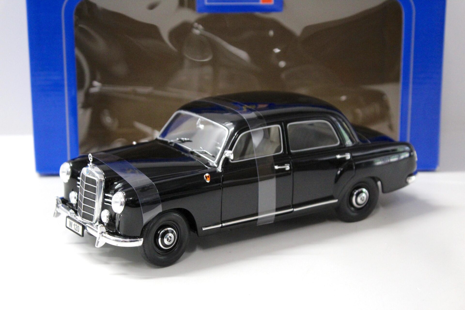 ID 43012 orig 1.jpg 1:18 Revell Mercedes 180 "Ponton" black