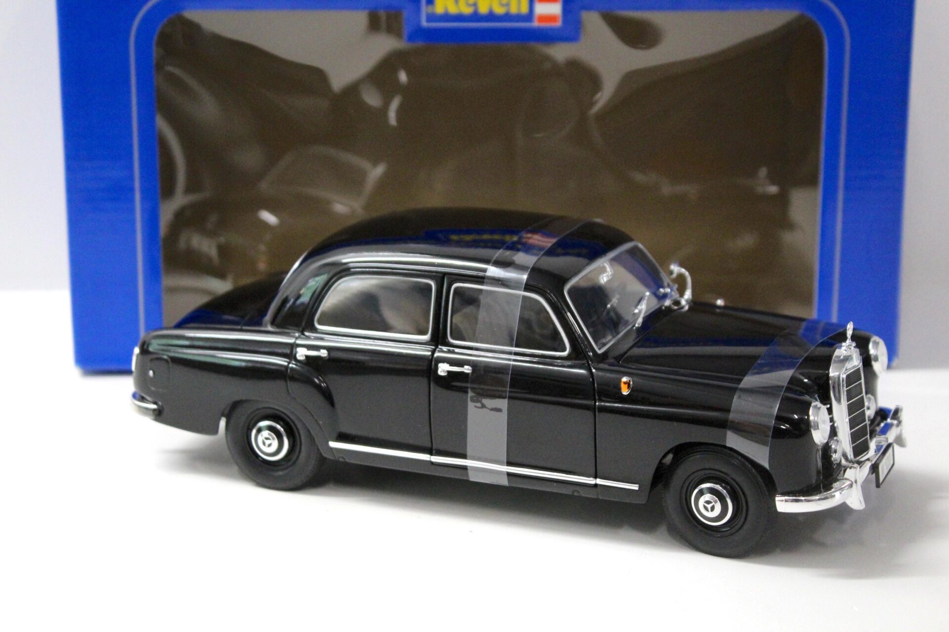 1:18 Revell Mercedes 180 "Ponton" black