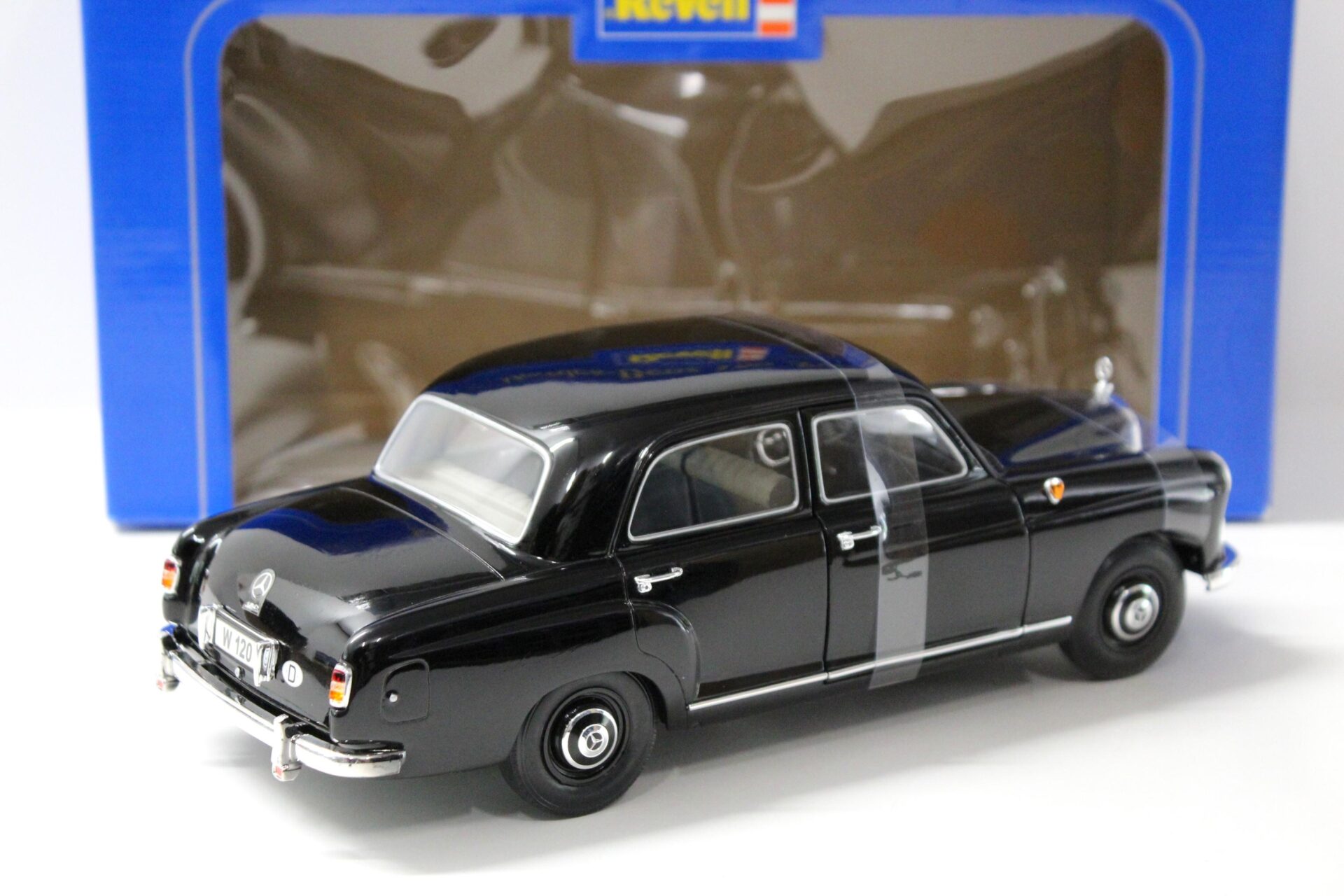 1:18 Revell Mercedes 180 "Ponton" black