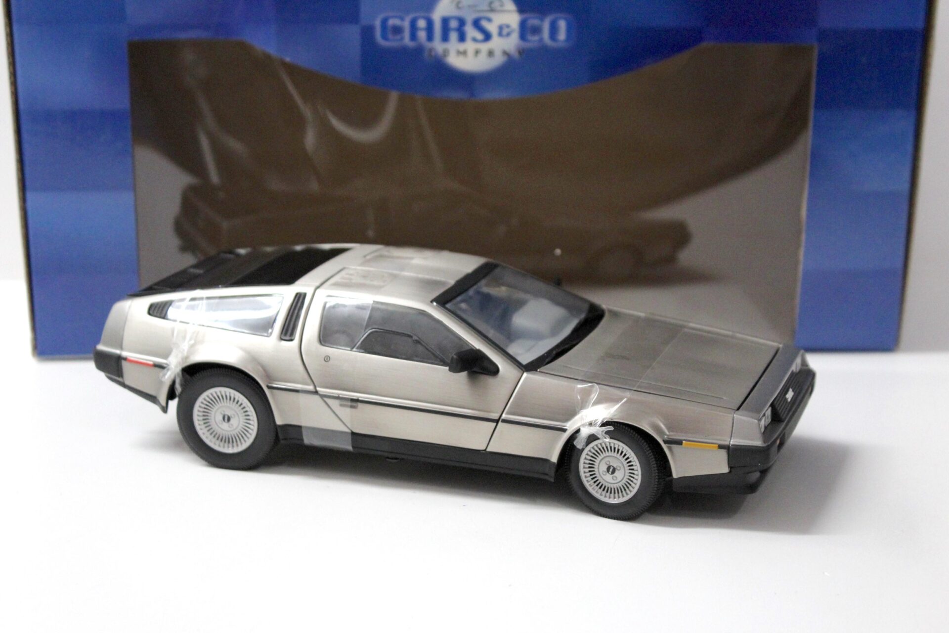 1:18 SunStar 1981 De Lorean LK DMC-12 Street Version satin finish