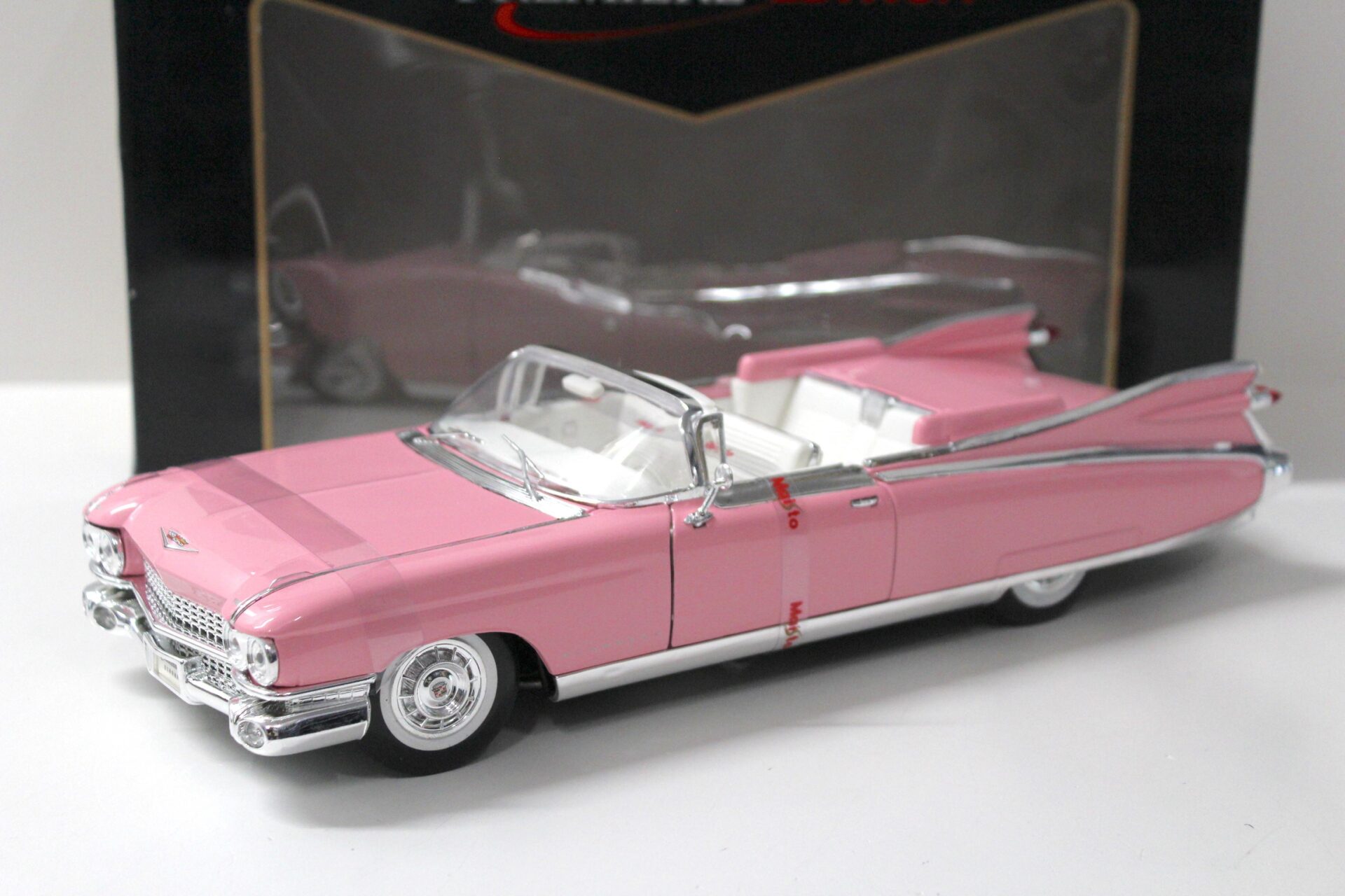 1:18 Maisto Cadillac Eldorado Biarritz 1959 Convertible pink/ rosa
