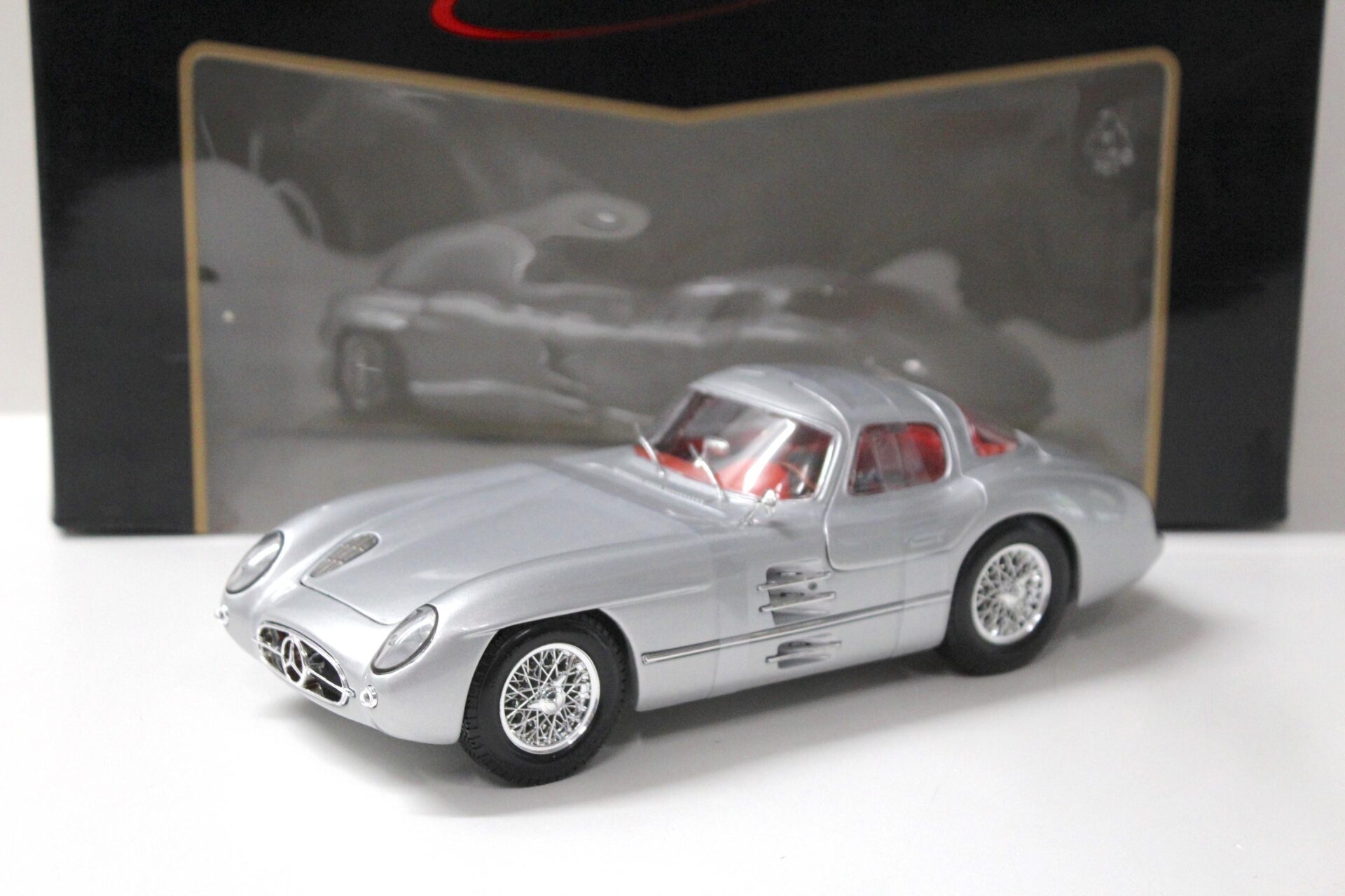 ID 43192 orig.jpg 1:18 Maisto Mercedes 300SLR Uhlenhaut Coupe silver
