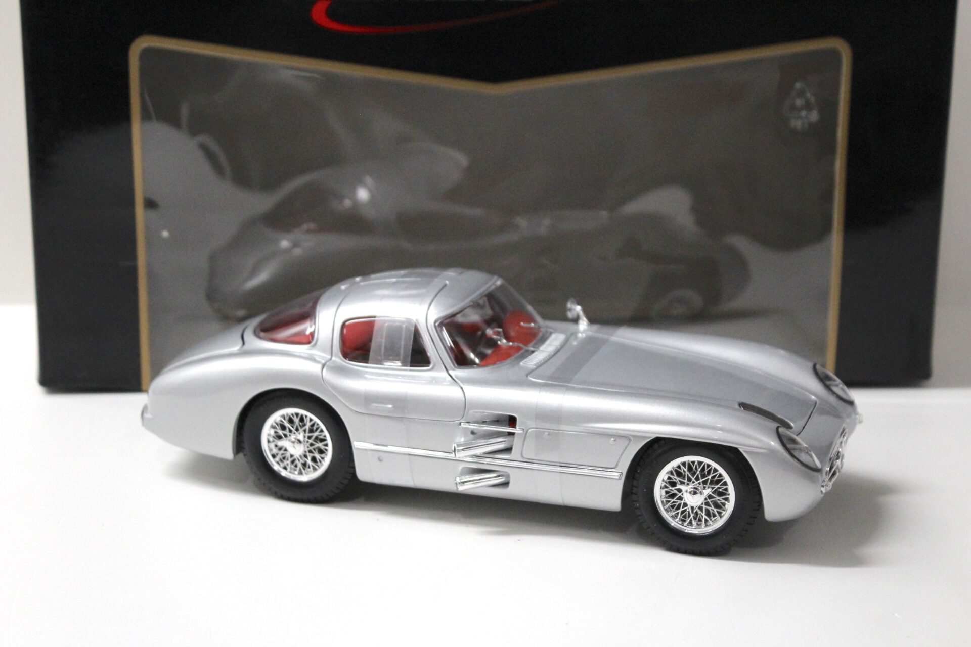 1:18 Maisto Mercedes 300SLR Uhlenhaut Coupe silver
