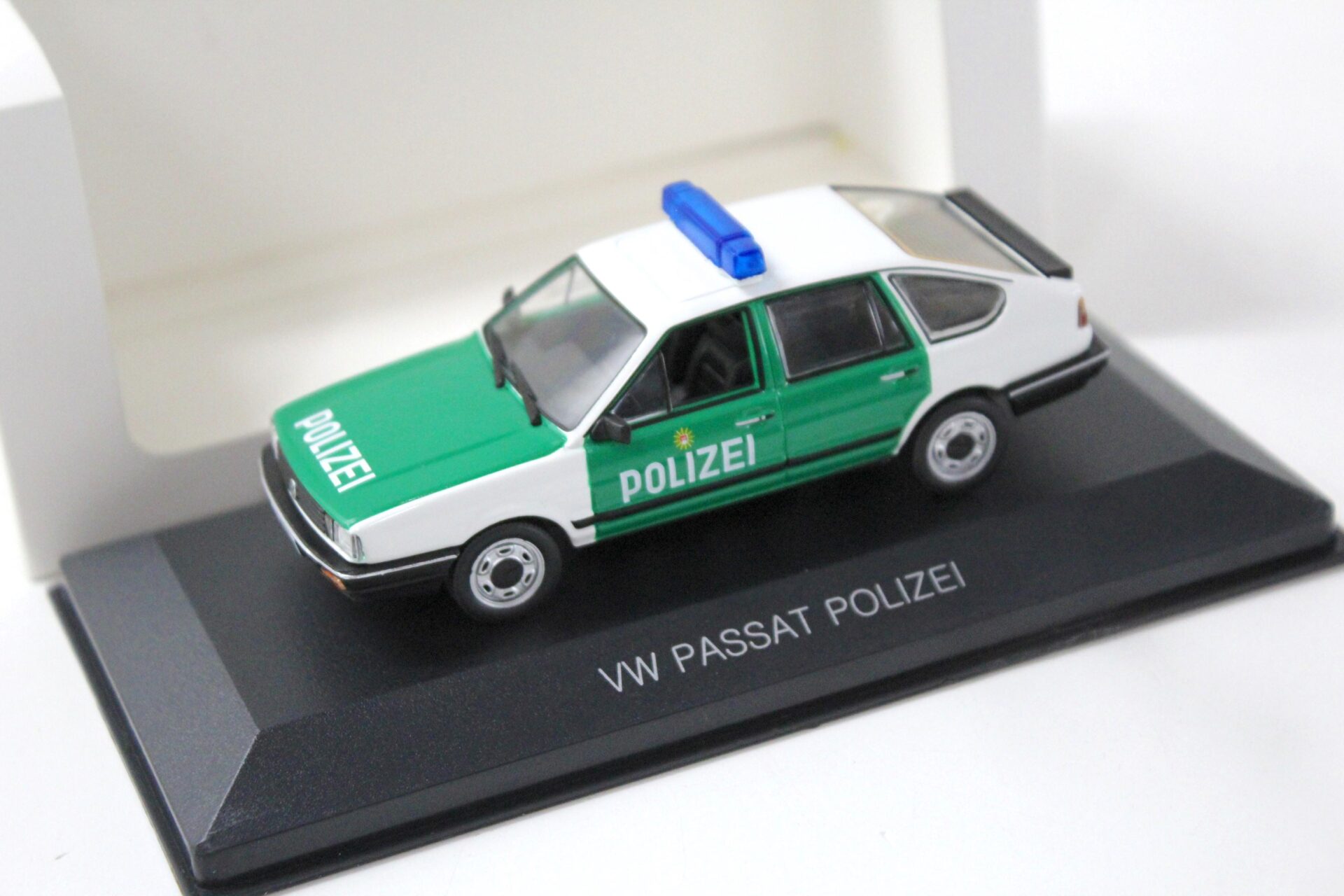 1:43 WhiteBox VW Passat B2 Stufenheck POLIZEI white/ green