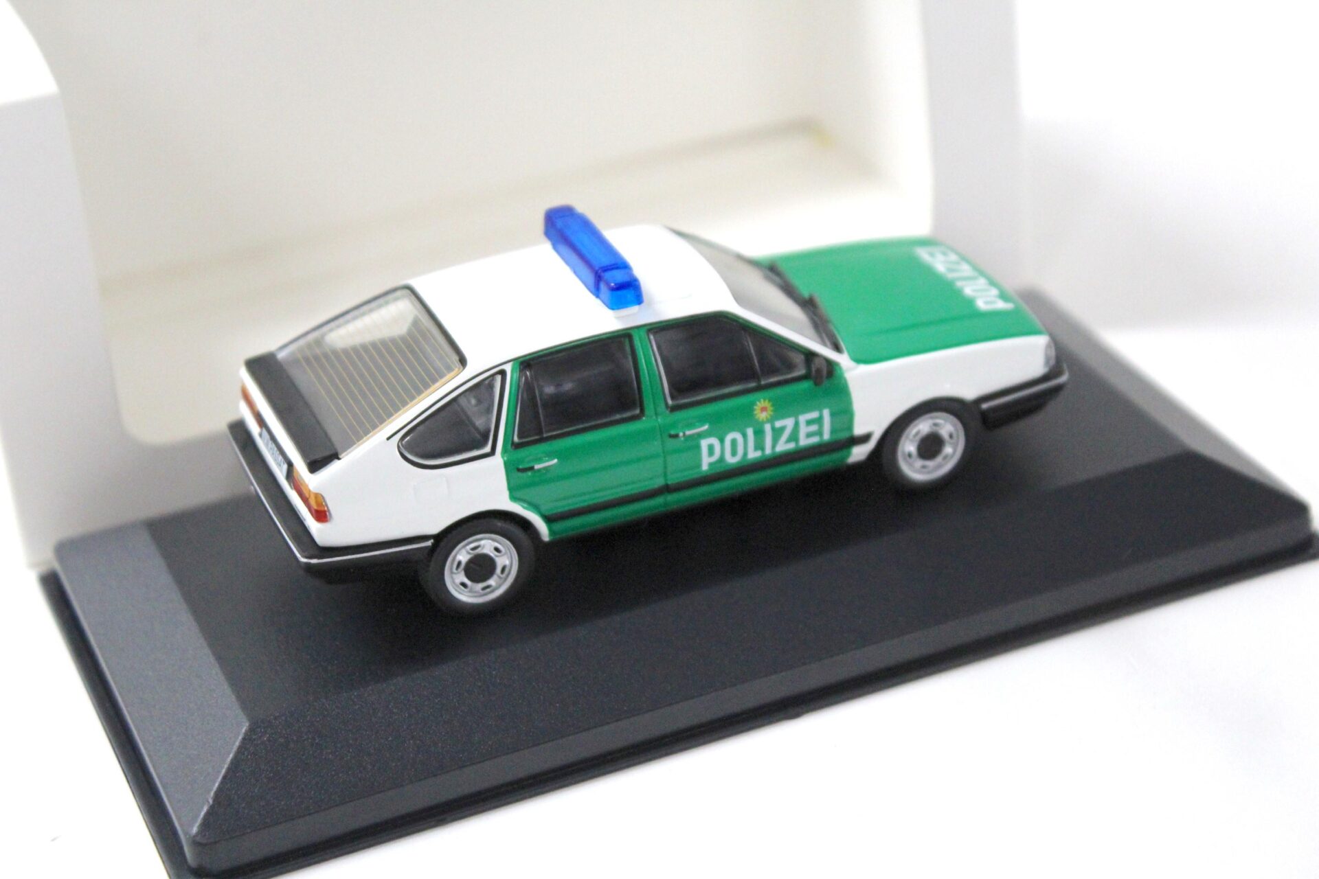 1:43 WhiteBox VW Passat B2 Stufenheck POLIZEI white/ green