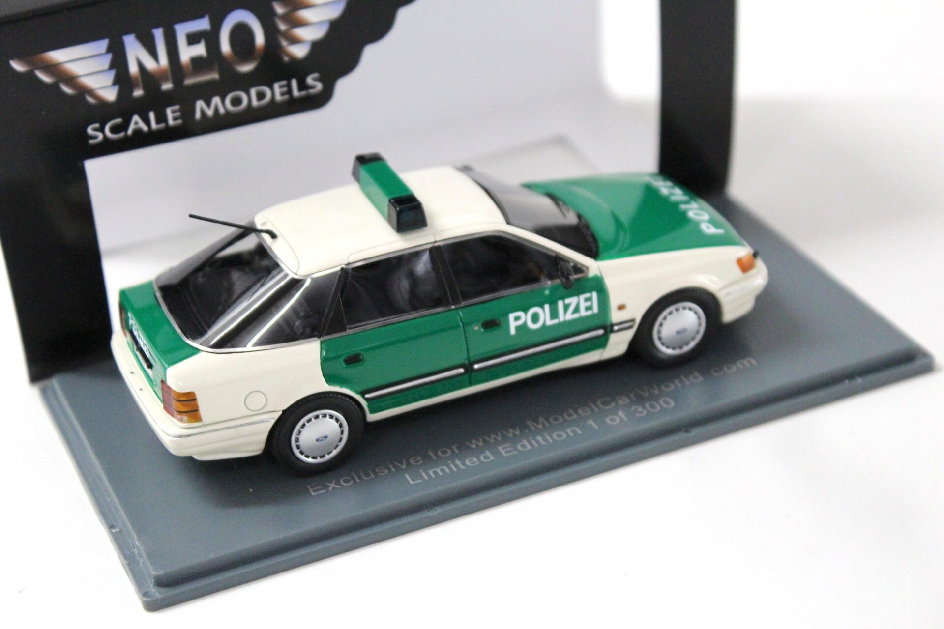 1:43 NEO Ford Scorpio MK1 POLIZEI white/ green